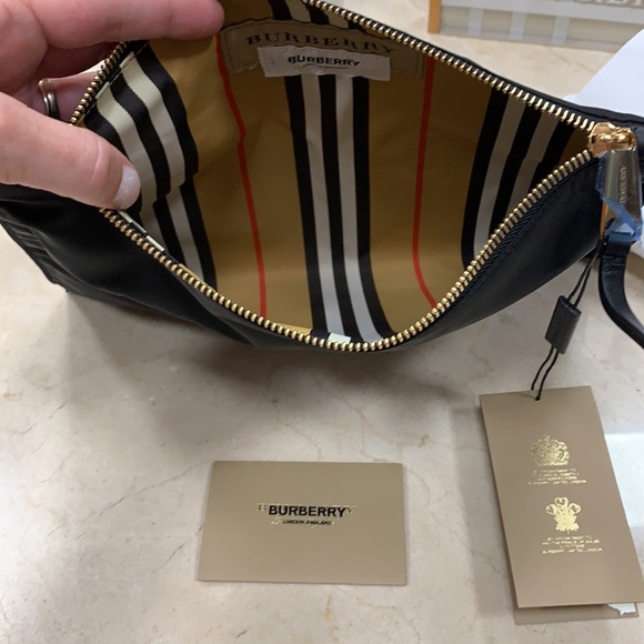 BURBERRY LONDON SIGNATURE LARGE BLACK NYLON POUCH/CLUTCH W/ KINGDOM CHECK LINING - Picture 13 of 16